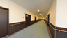 広々とした綺麗な施設の通路