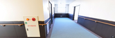 清潔で広々とした施設の廊下
