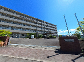 広い駐車場のある建物