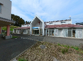 自然に囲まれた建物外観
