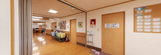 居間と廊下が見える施設内部