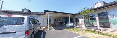 介護施設の駐車場と建物