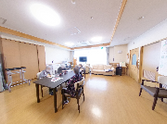 温かみのある共有スペースの光景