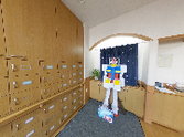 介護施設の入り口と待合スペース