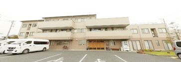ケア施設の正面入口と停車場