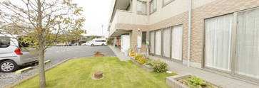 介護施設の外観と緑豊かな景色