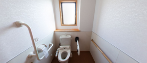 介護施設内のトイレと廊下