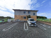 広い駐車場の建物外観