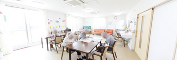 介護施設内部の明るいリビングエリア
