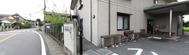介護施設のエントランスと周辺風景