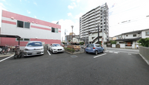 介護施設外観と駐車スペース