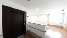 介護施設の通路と部屋