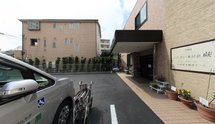 屋外にある介護施設の全景