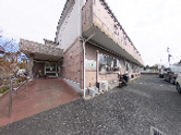 広々とした施設前の風景