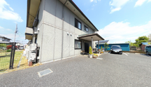 広々とした駐車場がある施設