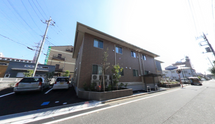 介護施設のエントランスと通り