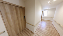 介護施設の廊下と部屋の扉