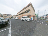 介護施設の外観と駐車場
