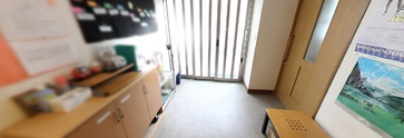明るい受付と通路
