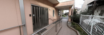 ケア施設の外観と庭