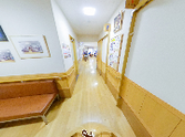 明るく快適な職場の廊下