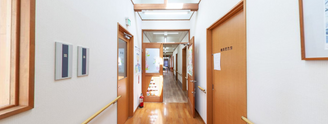 介護施設内の廊下と部屋の入口