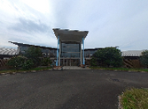建物正面の広い駐車場