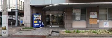 介護施設の外観と通り