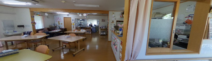 開放的な雰囲気の介護施設の中心部