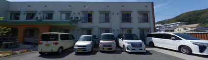 清潔な介護施設の駐車場
