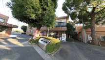 介護施設外観の明るい風景