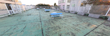 介護施設の庭園と建物