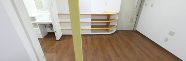 広々とした介護施設の居室内部