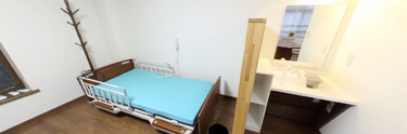 明るく広々とした介護施設の部屋