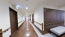 施設内の廊下と部屋の入口