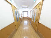明るい施設の廊下