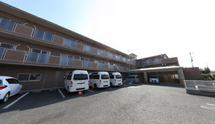 介護施設外観と送迎車