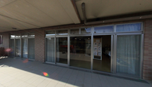 屋外に続く広々とした施設入口