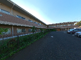 駐車場のある建物外観です。  