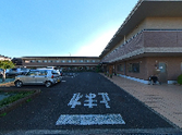 明るい建物前の駐車場