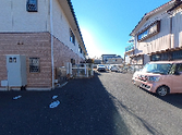 日の当たる建物の外観