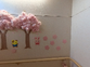 桜の壁画がある廊下