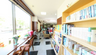 明るい図書コーナー設備