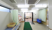 介護施設内の廊下と部屋