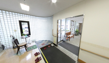 広くて清潔感のある施設の受付エリア
