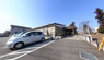 介護施設の外観と駐車場