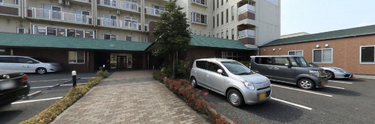介護施設の外観と駐車場