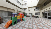 ケア施設の開放的な中庭