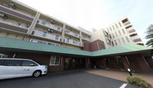 介護施設の建物と駐車スペース