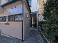 緑に囲まれた建物外観